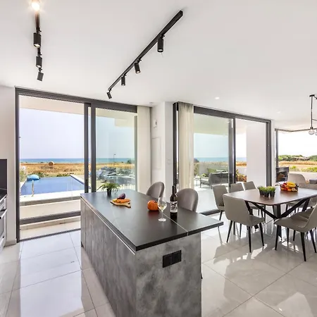 Pliades أيا نابا