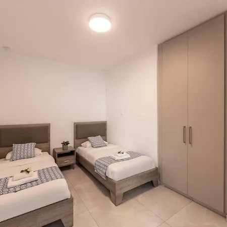 Pliades * أيا نابا