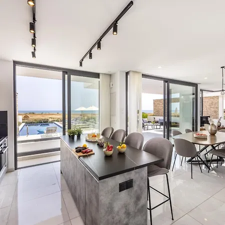 Pliades * أيا نابا