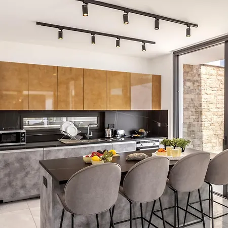 Pliades أيا نابا